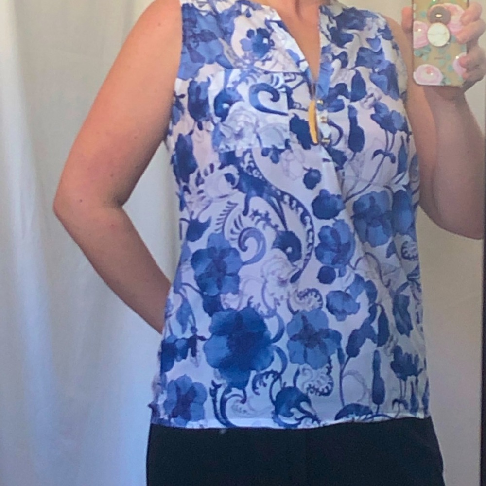 H & M size 8 blue & white floral sleeveless blouse NWOT